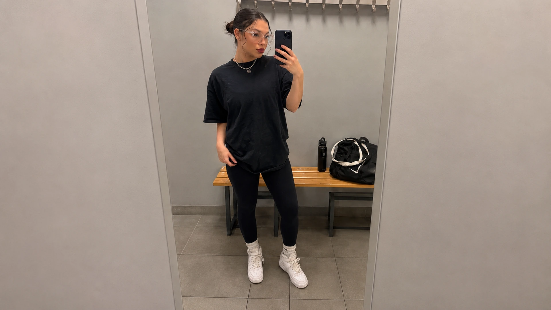 Luana Malcher em look preto no vestiário